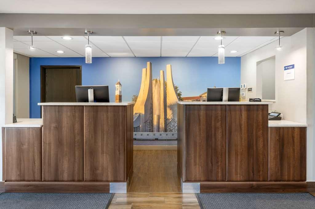 Best Western Plus Lafayette Hotel University Area Интерьер фото